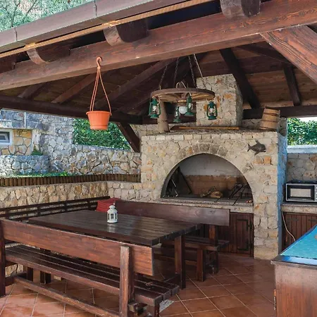 Awesome In Okrug Gornji With Kitchen