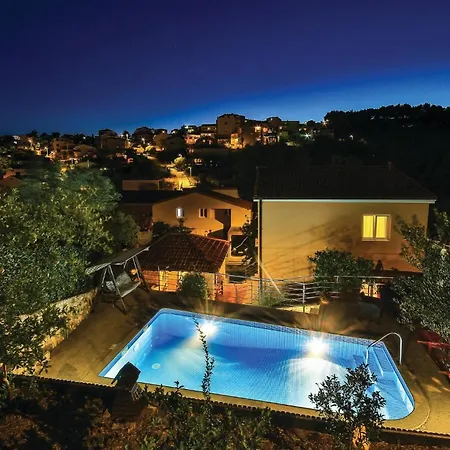 Awesome In Okrug Gornji With Kitchen Сasa de vacaciones