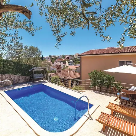 Сasa de vacaciones Awesome In Okrug Gornji With Kitchen Trogir