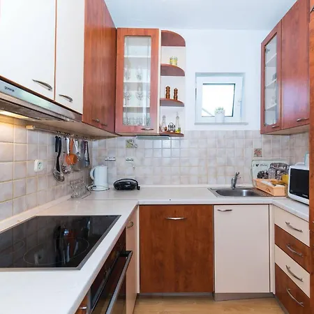 Сasa de vacaciones Awesome In Okrug Gornji With Kitchen